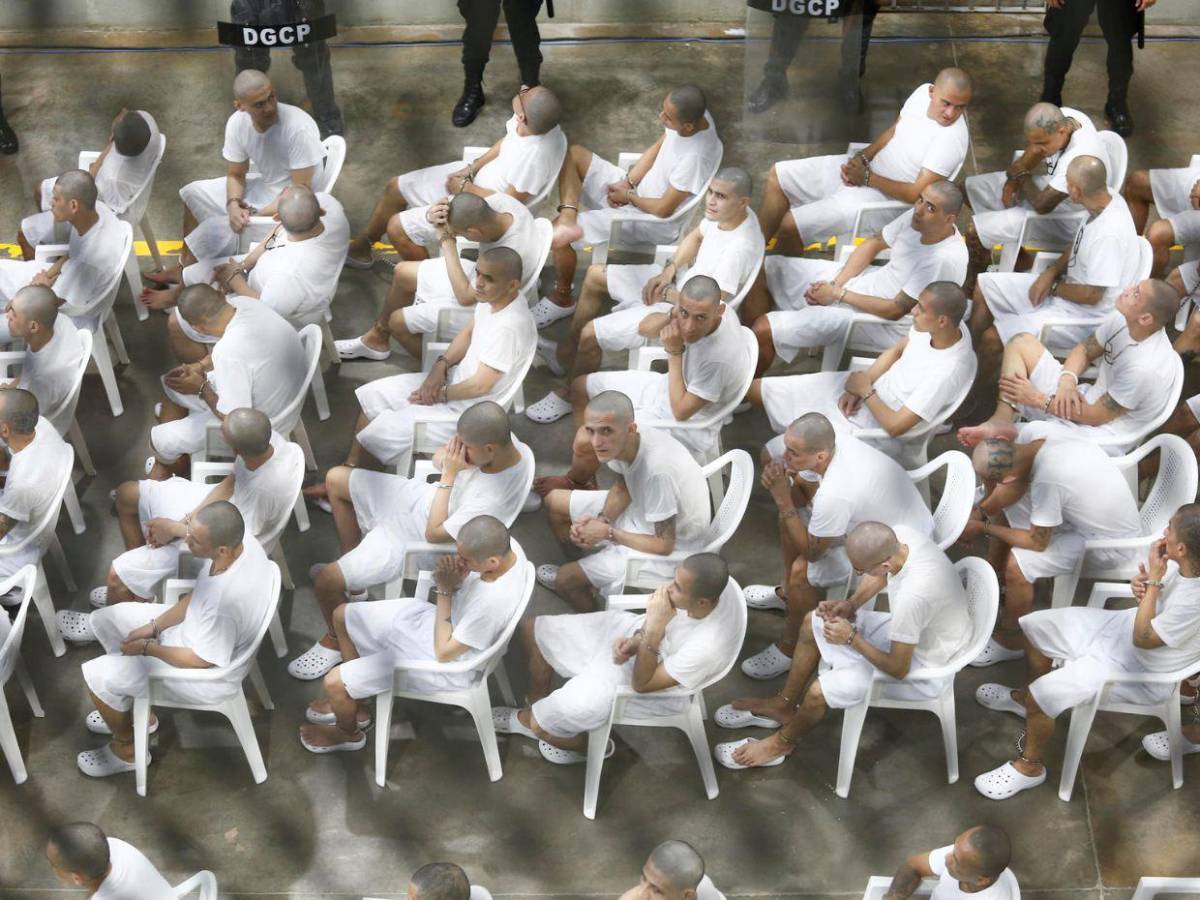 Las imágenes del inédito megajuicio contra más de 400 presuntos pandilleros en El Salvador