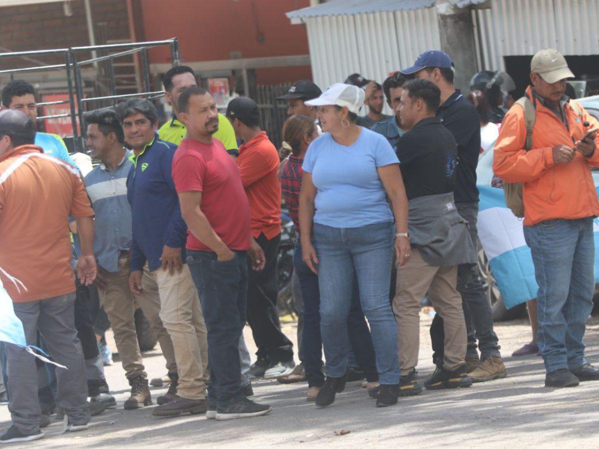 Pobladores bloquean carretera a oriente por lento avance en pavimentación