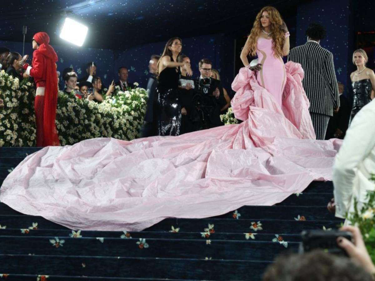 Acusan a Shakira de copiar estilo de otras famosas para asistir a la Met Gala 2025