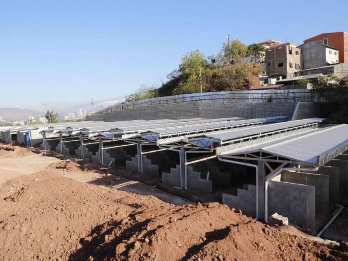 La inversión que ejecuta la comuna en el mercado Villa Nueva es de unos 40 millones de lempiras, el avance supera el 60% y albergará 196 puestos de ventas con condiciones dignas para los comerciantes.