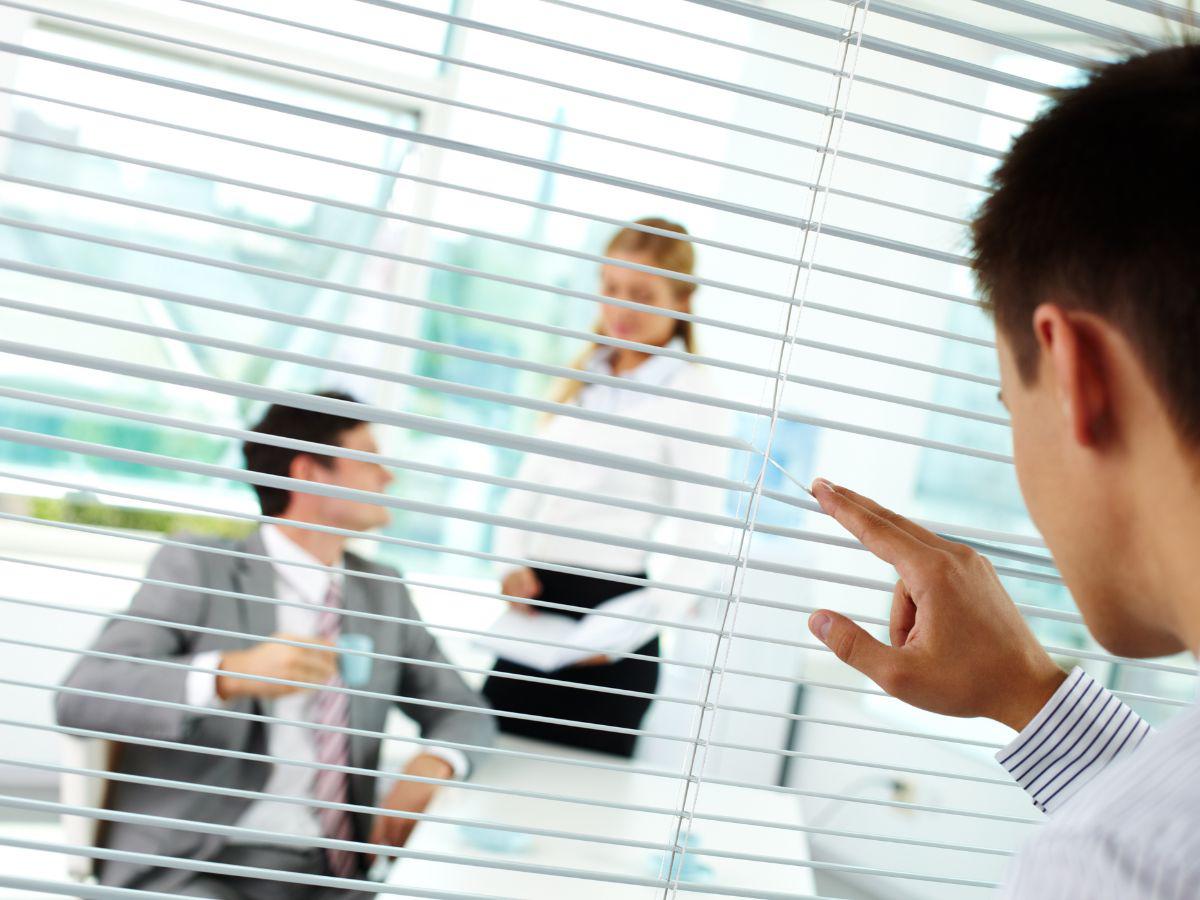 Tenga presente que los rumores y la especulación pueden surgir fácilmente, lo que puede generar tensiones y malestar entre otros colegas, con o sin motivos razonables.