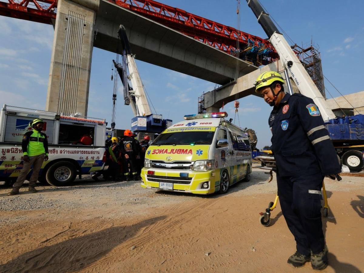 Al menos 32 muertos al desplomarse una grúa sobre un tren en marcha en Tailandia