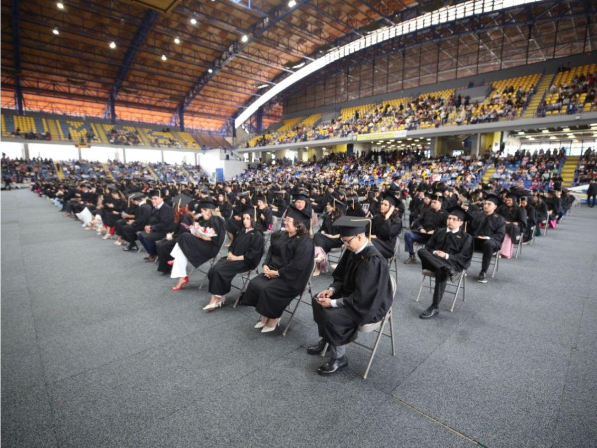 Celebraciones emotivas, orgullo y esfuerzo: más de 1,500 universitarios reciben su título