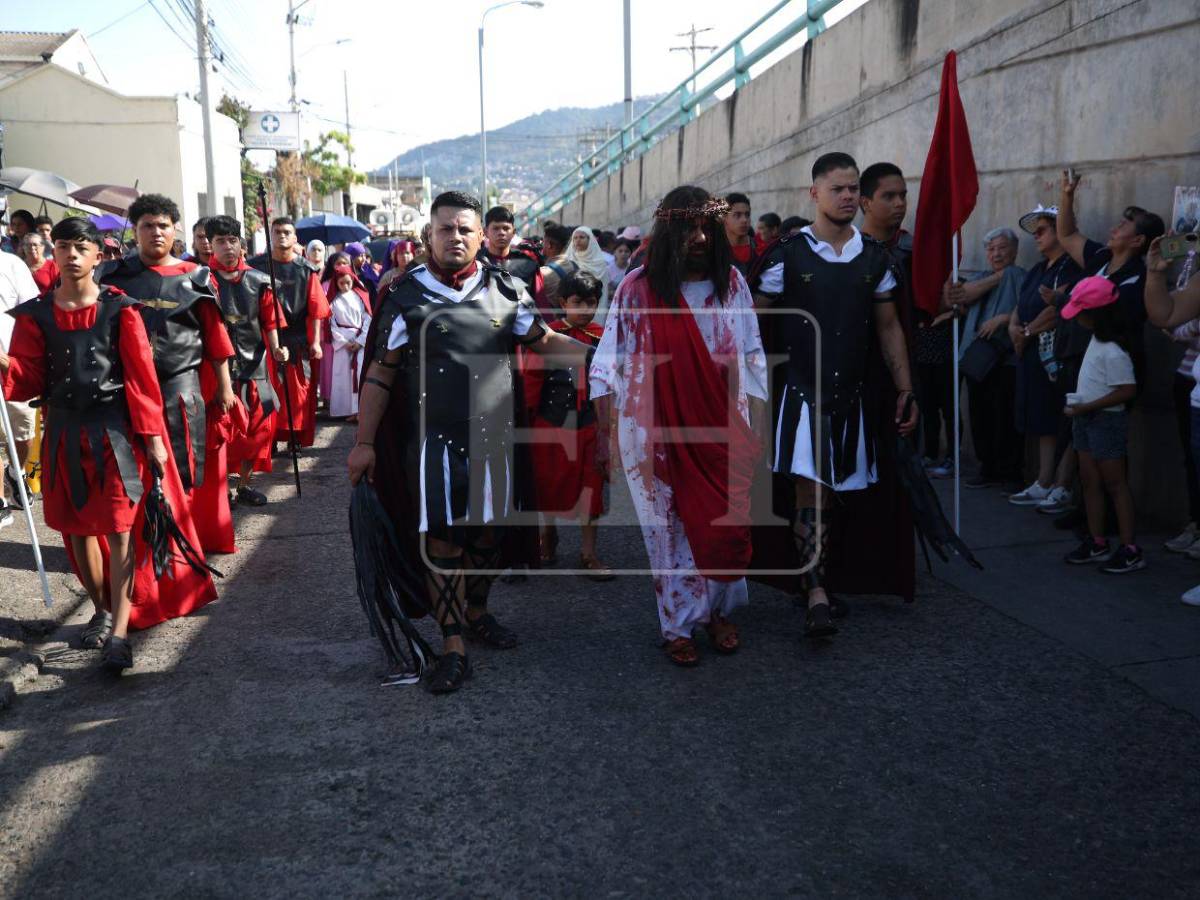 Fue azotado, humillado y obligado a cargar su cruz: feligreses dramatizan el viacrucis