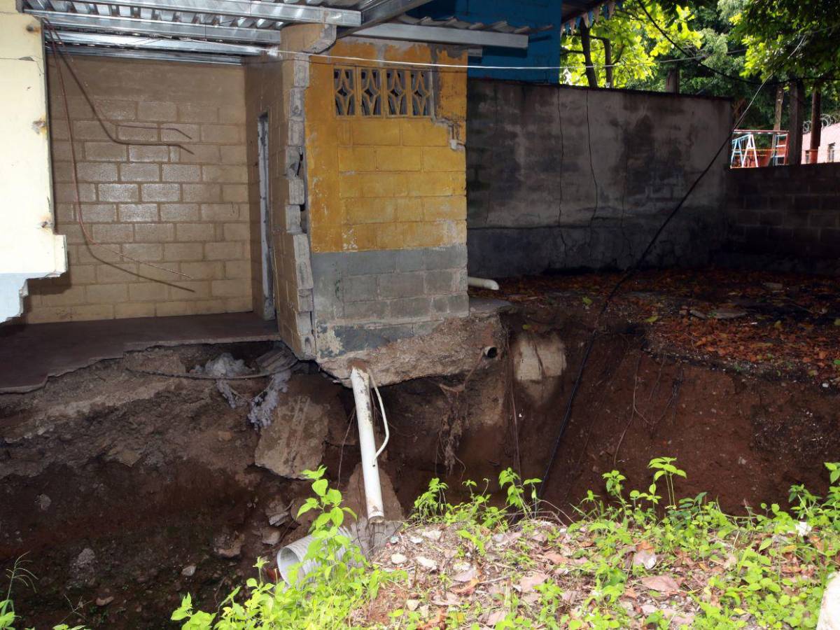 Socavones ponen en riesgo conductores y vecinos en distintos puntos de la capital