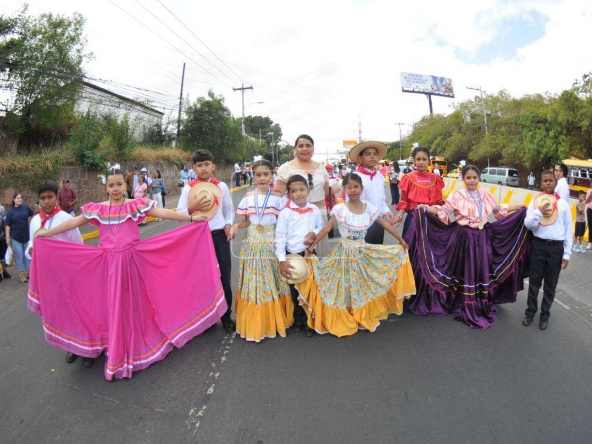 En fotos: los trajes típicos más destacados en los desfiles patrios de las escuelas en Tegucigalpa