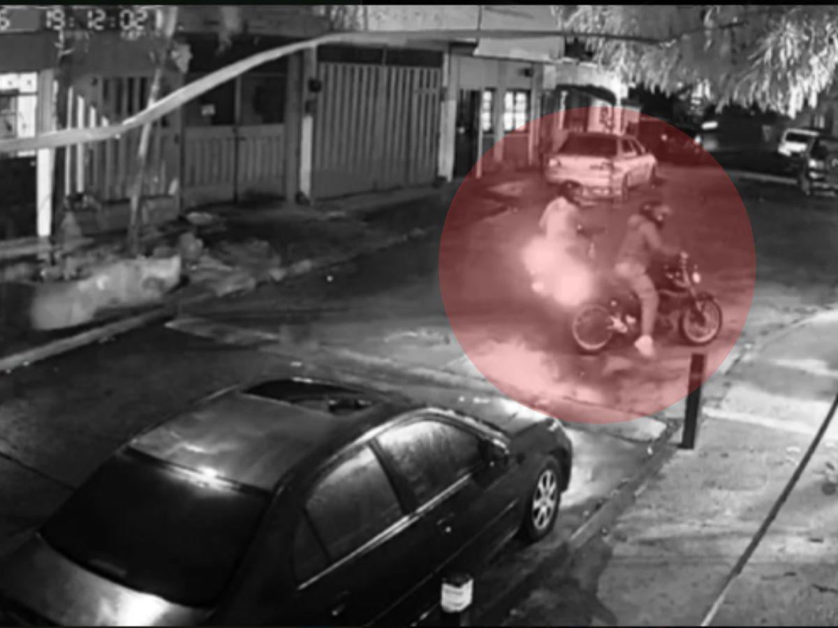 Cuadro a cuadro del momento en que dos hombres despojan de su motocicleta a un ciudadano