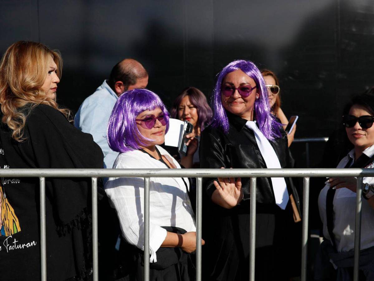 Pelucas moradas y látex negro: así esperan los centroamericanos a Shakira en San Salvador