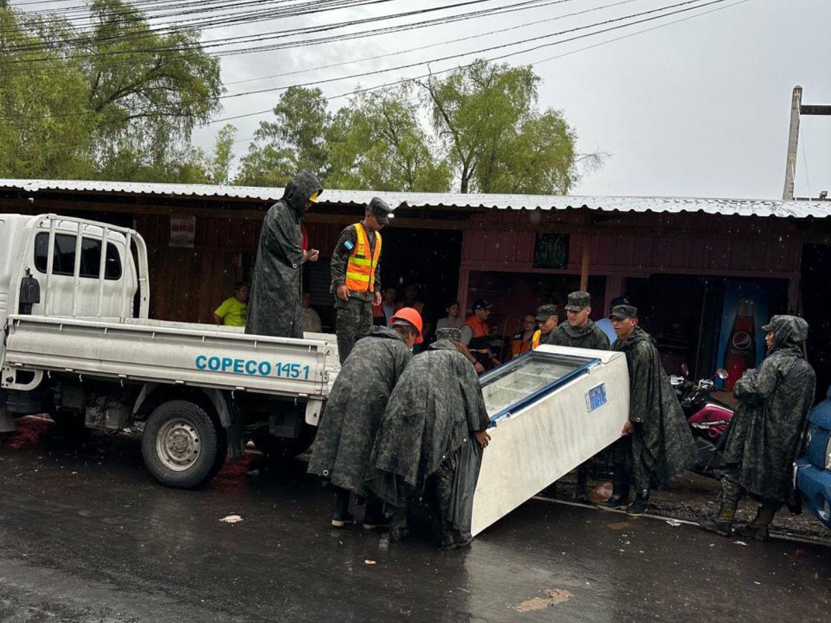 Evacúan a vendedores del mercado Primera Avenida por crecida del río Choluteca