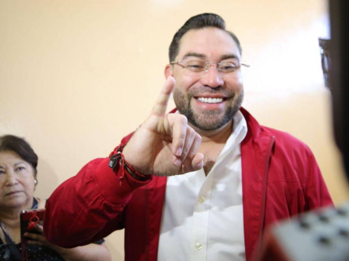 Jorge Cálix se mofa de atraso de maletas electorales en centros de votación