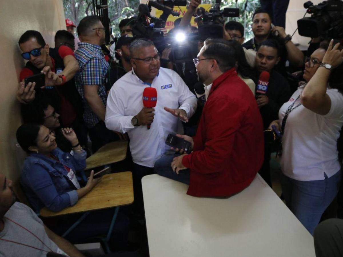 Jorge Cálix se mofa de atraso de maletas electorales en centros de votación