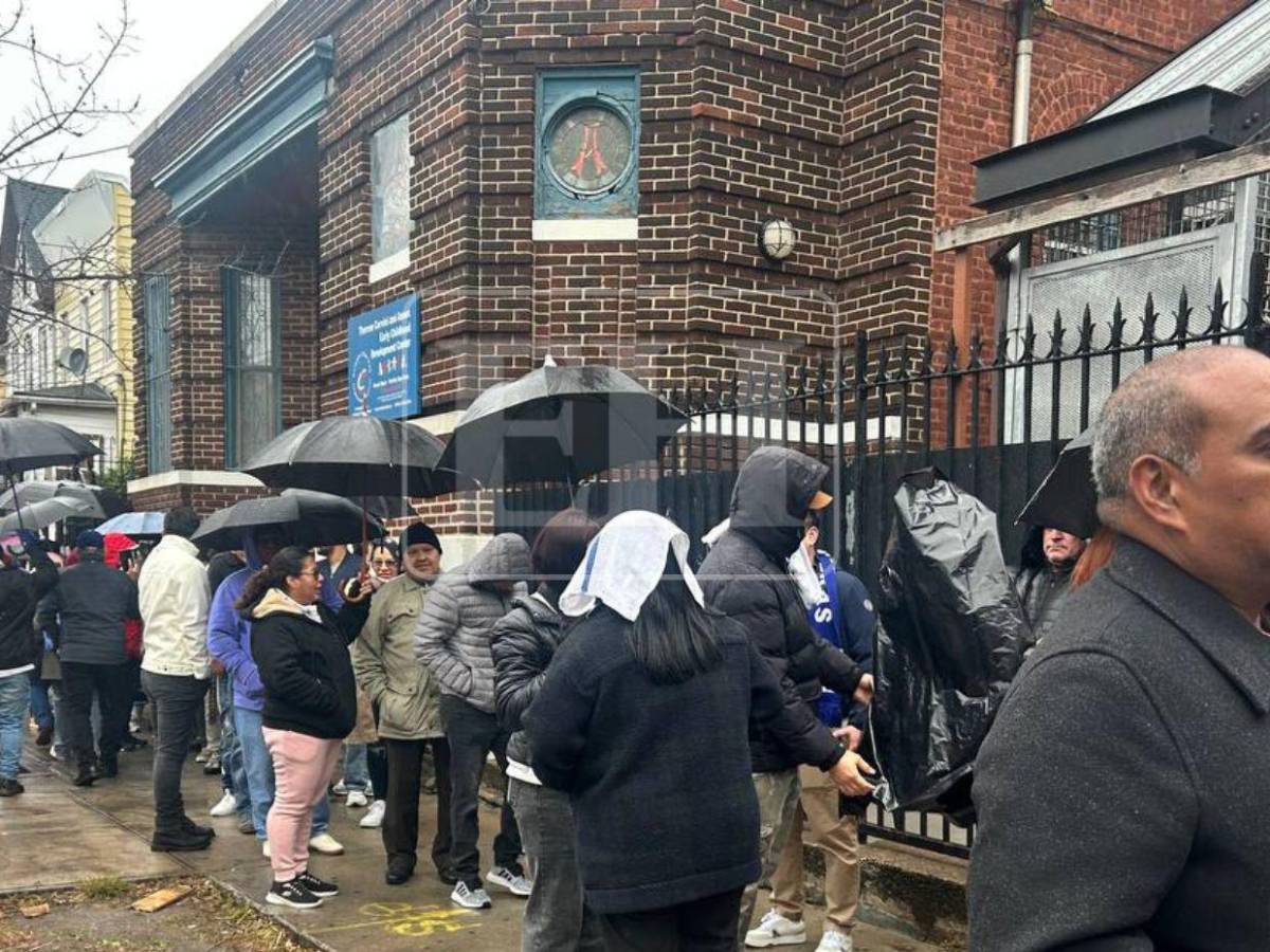 Largas filas y quejas marcan la jornada de votación de hondureños en Nueva York