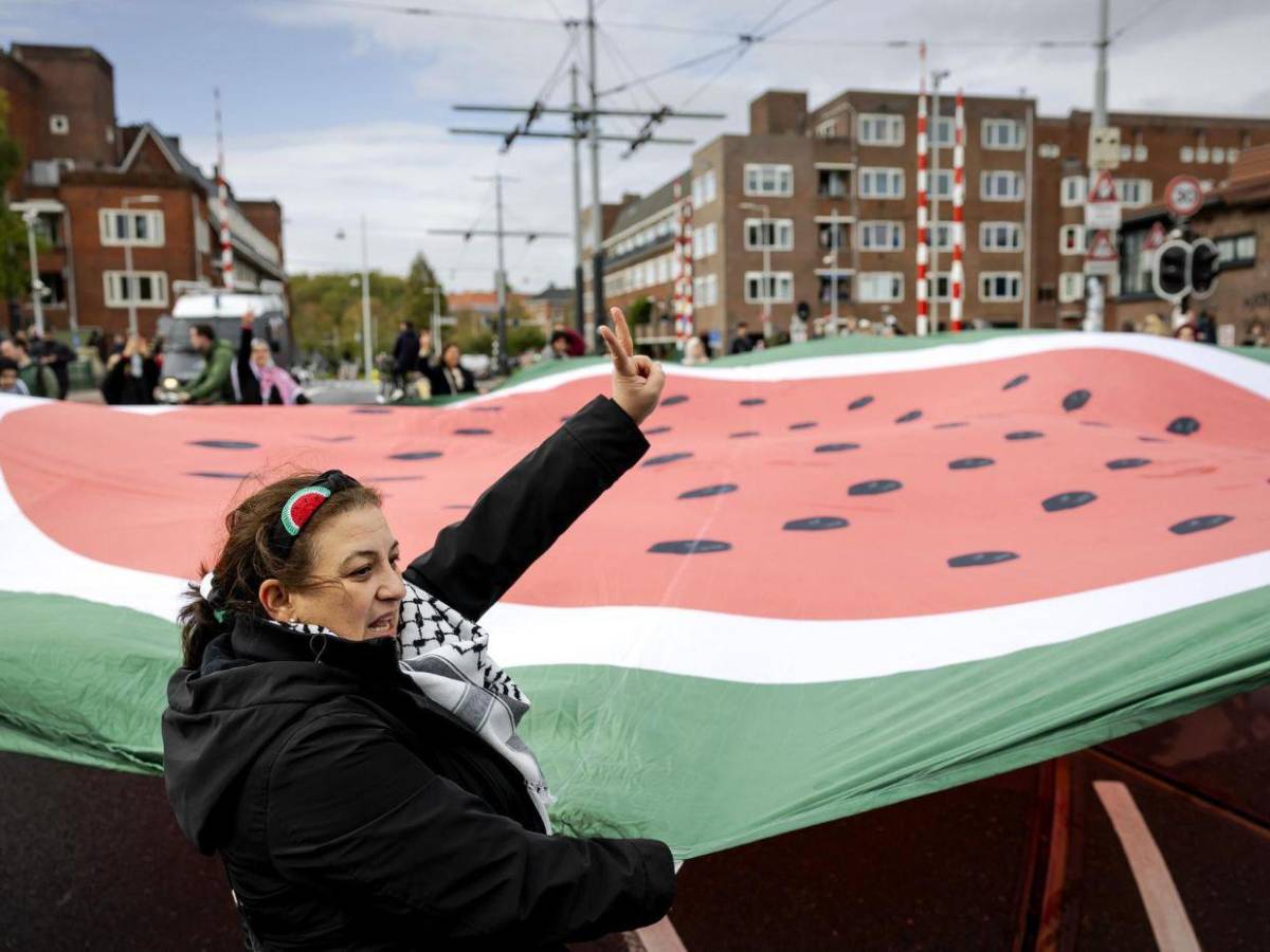 250 mil personas llenan las calles de rojo en Ámsterdam para exigir medidas contra Israel