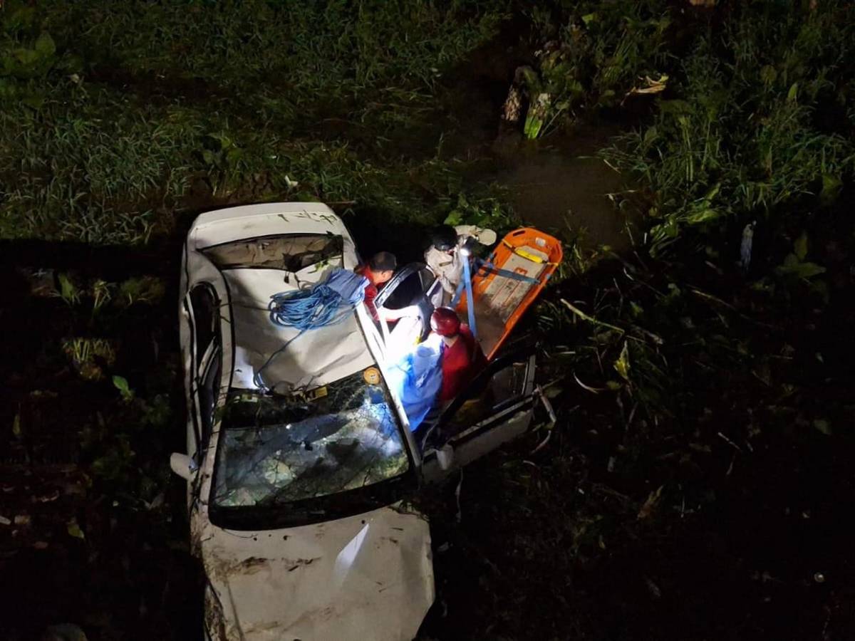 Taxista muere ahogado en La Ceiba, tras caer con su vehículo a una quebrada