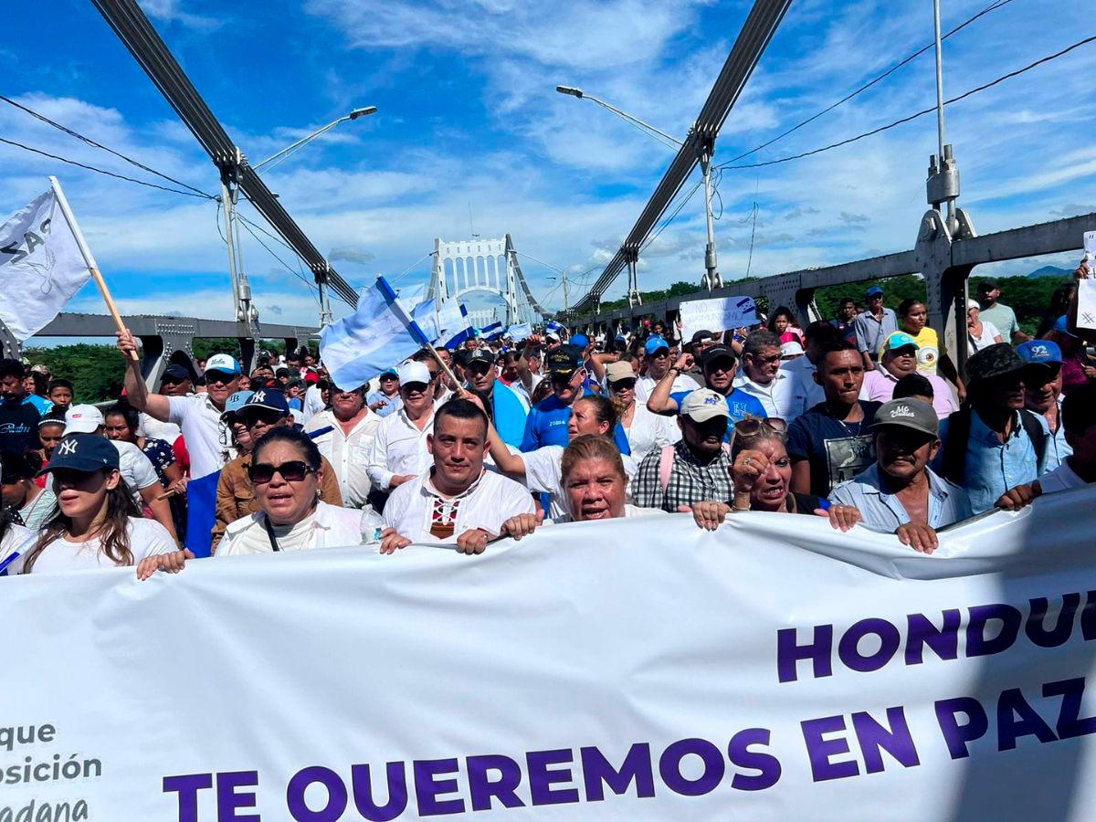 Varias personas marcharon desde temprano en oposición al gobierno en las calles de Choluteca.