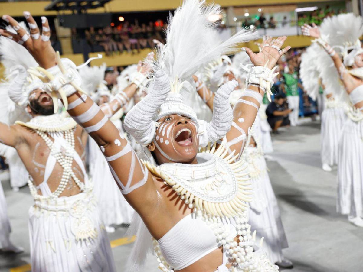 Carvanal 2025: Escuelas de samba destacan la herencia africana en Brasil