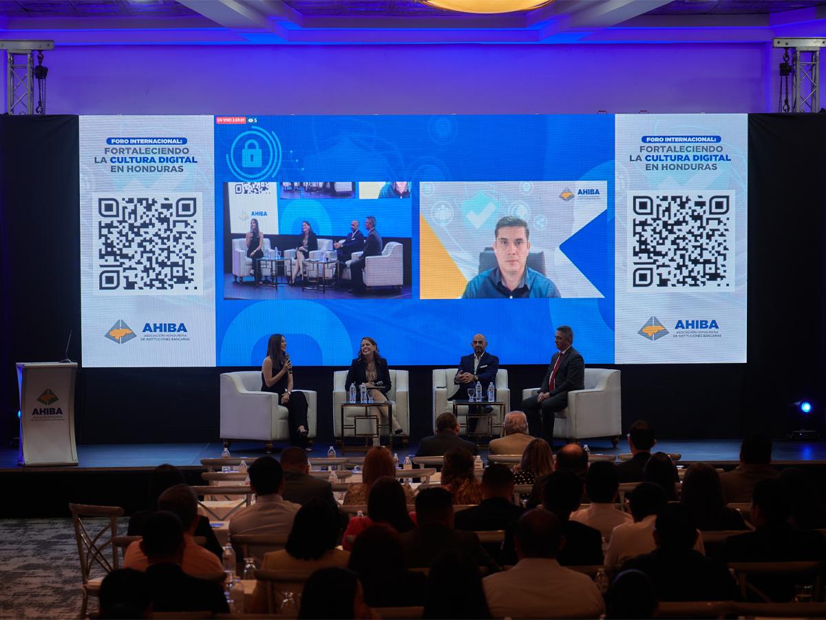 El panel “La banca hondureña, construyendo confianza digital” contó con la participación de expertos nacionales, regionales y del exterior.