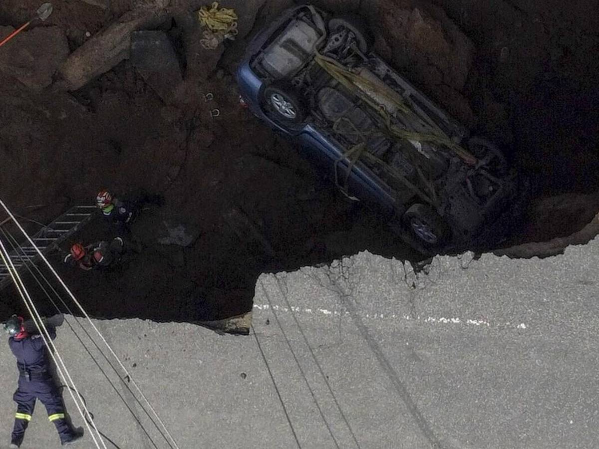 Video: Vehículo cae en socavón en Villa Nueva, Guatemala