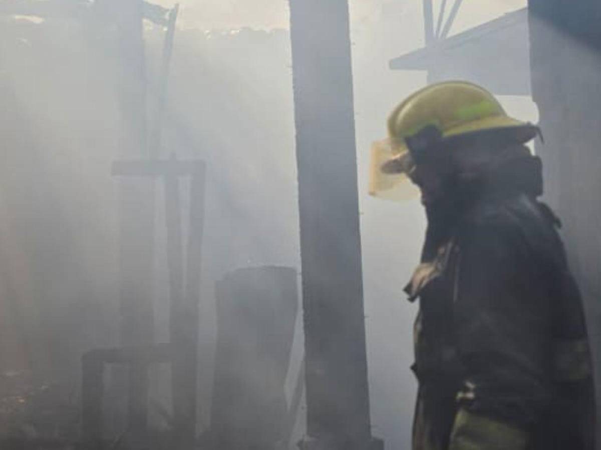 Así se contuvo el incendio que arrasó una vivienda y afectó otra en la capital