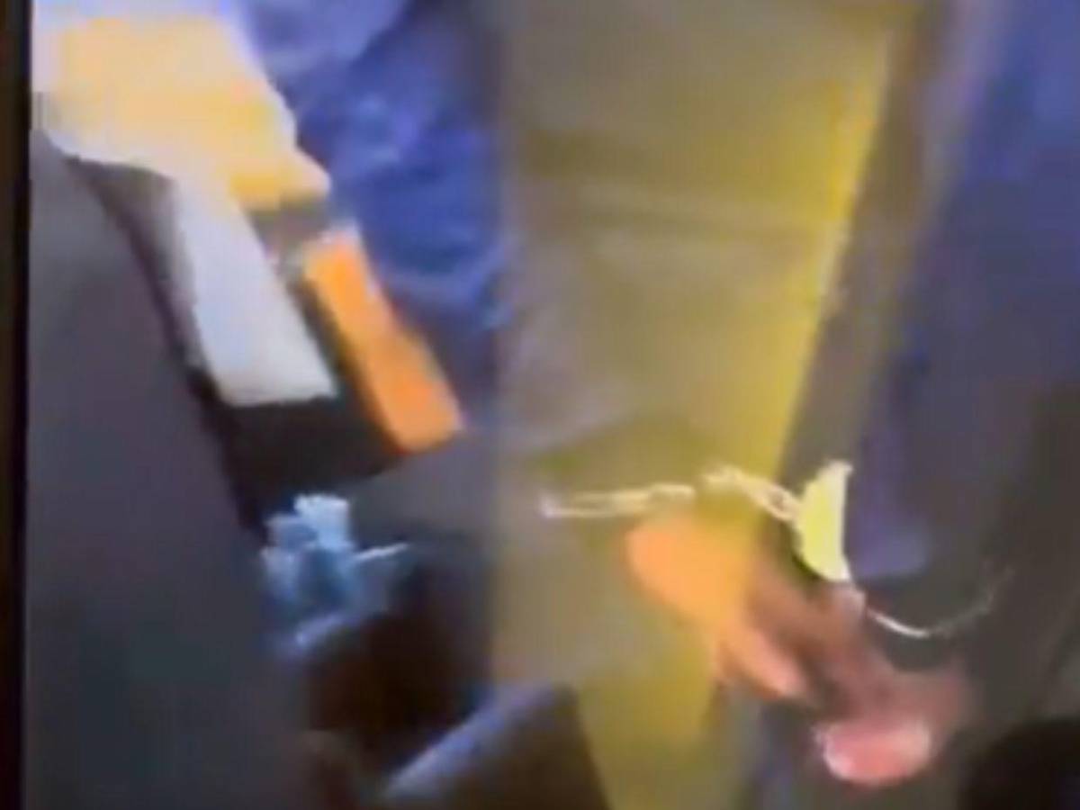 ¡Insólito! Bajan de avión a futbolista por gritar bomba y podría tener consecuencias