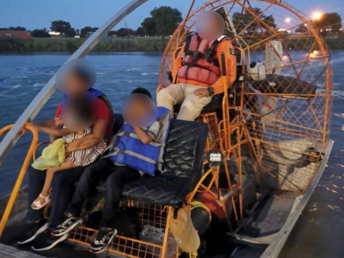 Rescatan a migrante hondureña y a sus dos hijos atrapados en el río Bravo