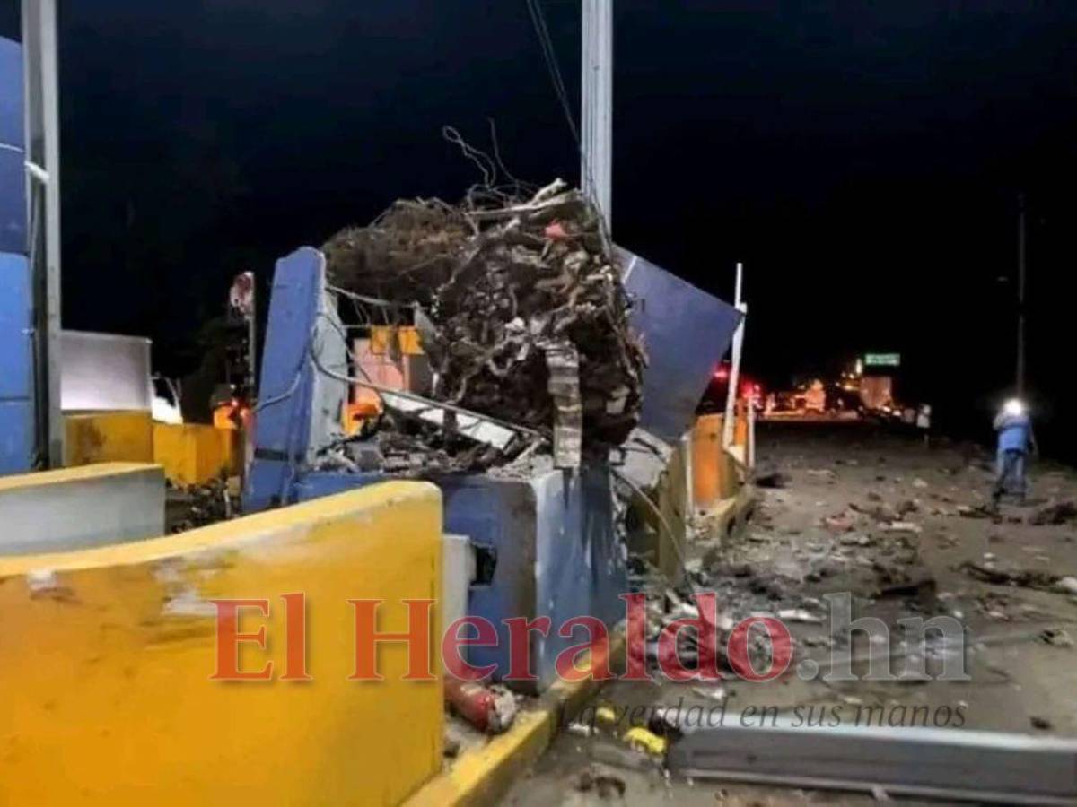 El martes en la noche una rastra se estrelló y destruyó una cabina.