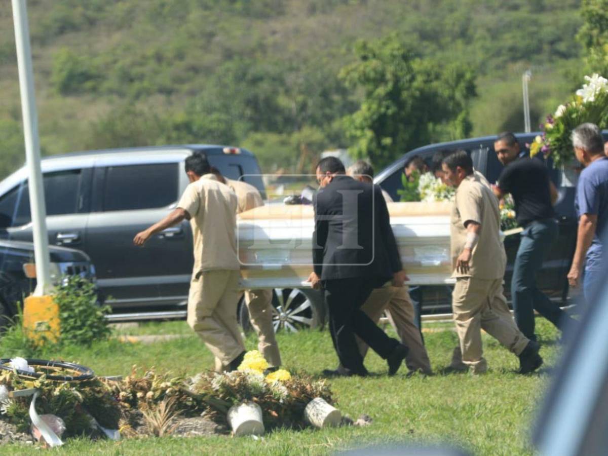 Doloroso último adiós a Claudia Garay, víctima del trágico derrumbe en la capital
