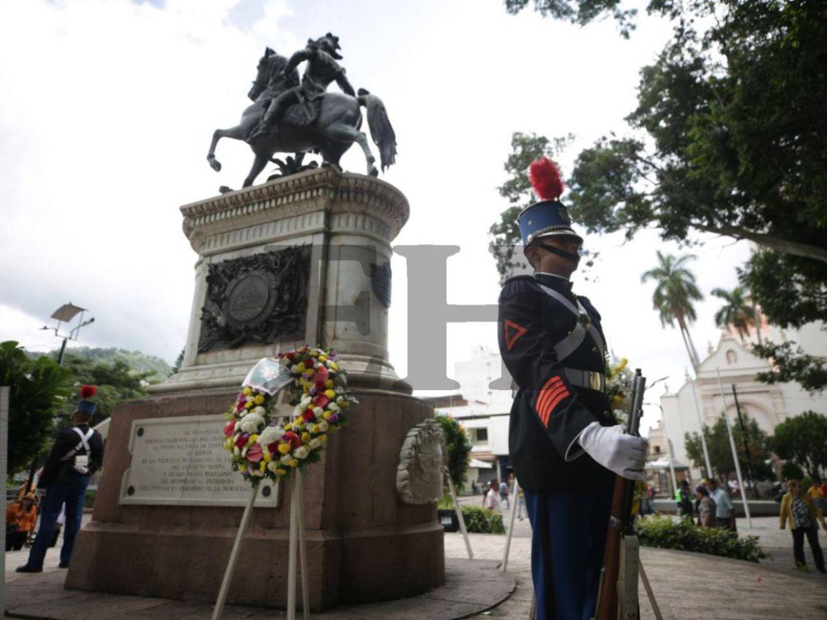Con guardia de honor y ofrendas florales, conmemoran el Día del Soldado Hondureño