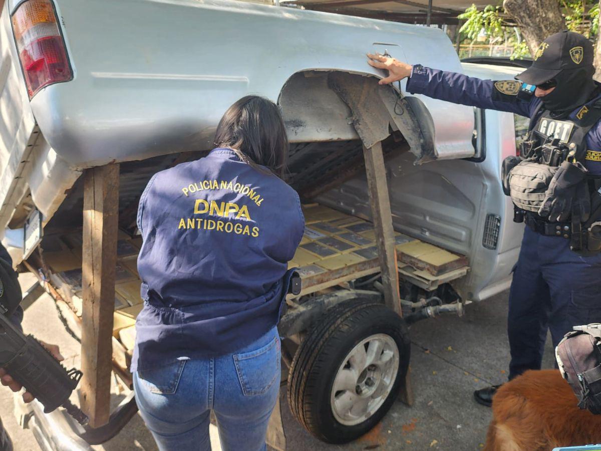 Más de 80 paquetes de supuesta cocaína: así los descubrieron ocultos en un pickup