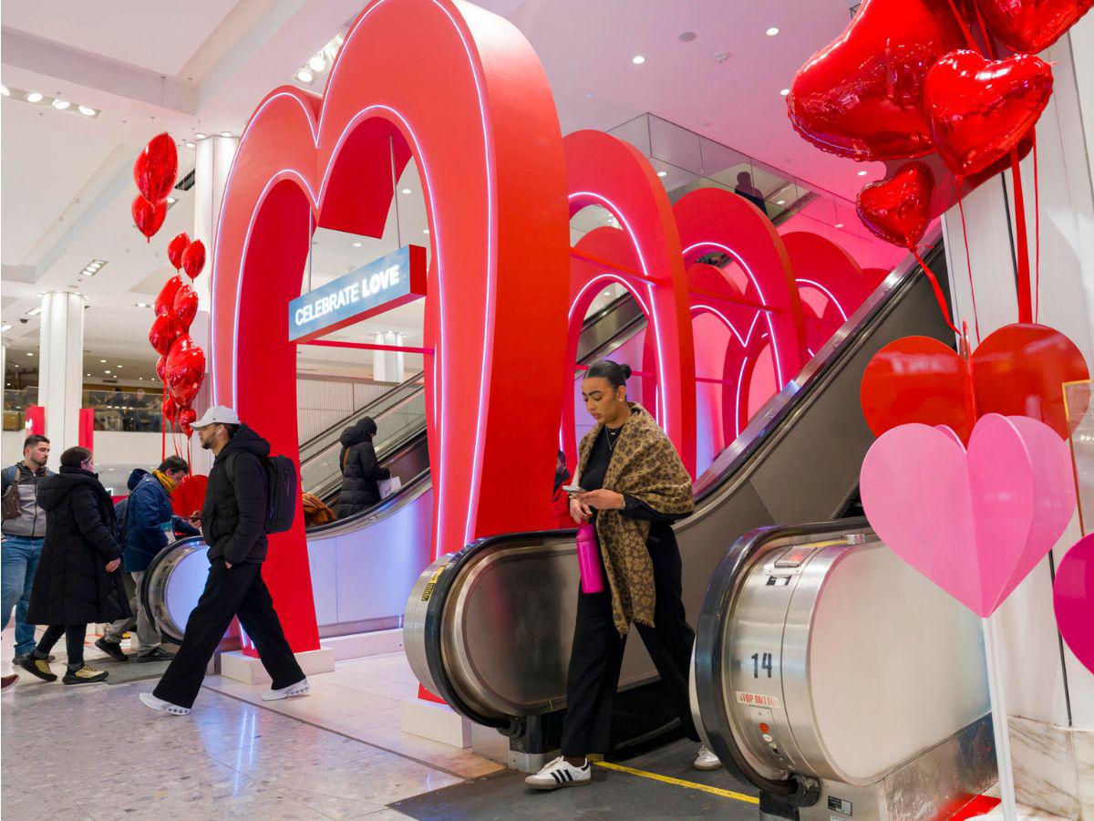 Menos parejas y más amor propio: San Valentín se reinventa en EE UU