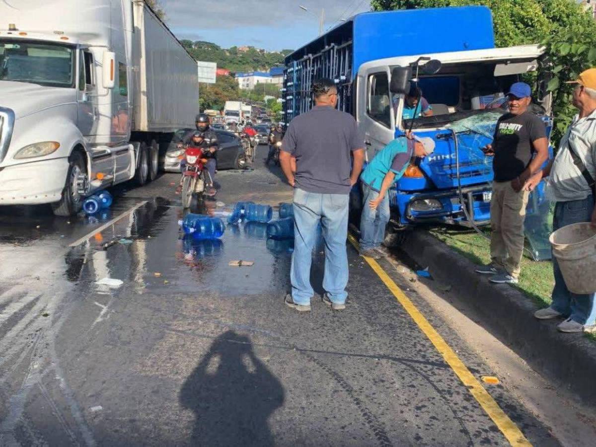 Así quedó un turismo atrapado bajo camión en bulevar Fuerzas Armadas