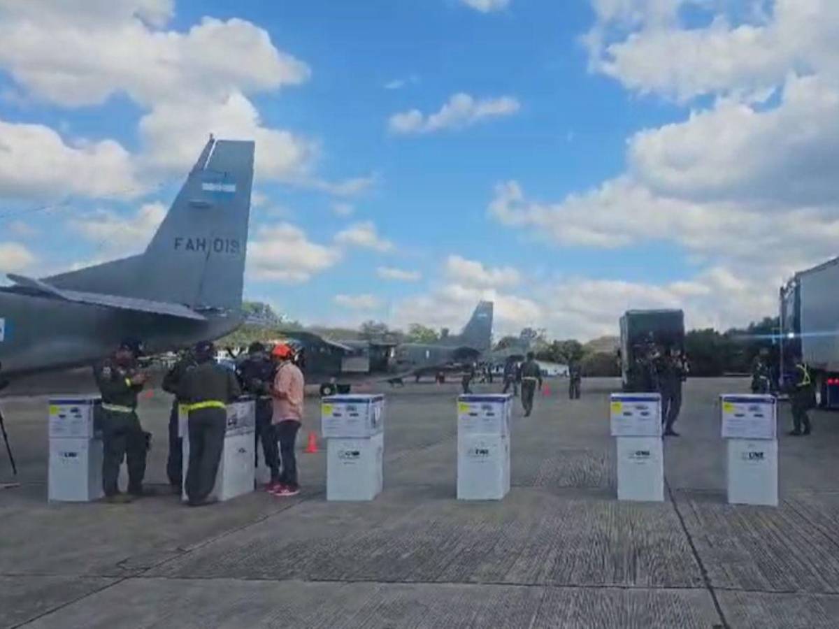 Por aire y por tierra: así comenzó el traslado del material electoral para las primarias 2025