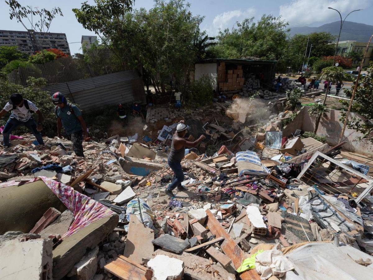 Hay que buscar evacuar rápido, yo perdí todo: habitantes de La Guaira siguen recibiendo ayuda tras terremoto