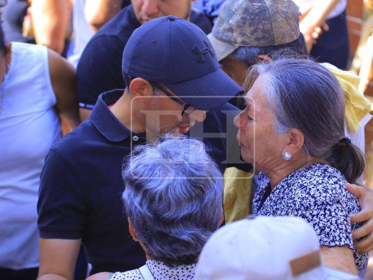 Entre fotos, globos blancos y alabanzas, así fue la sentida despedida de Hernán Martínez