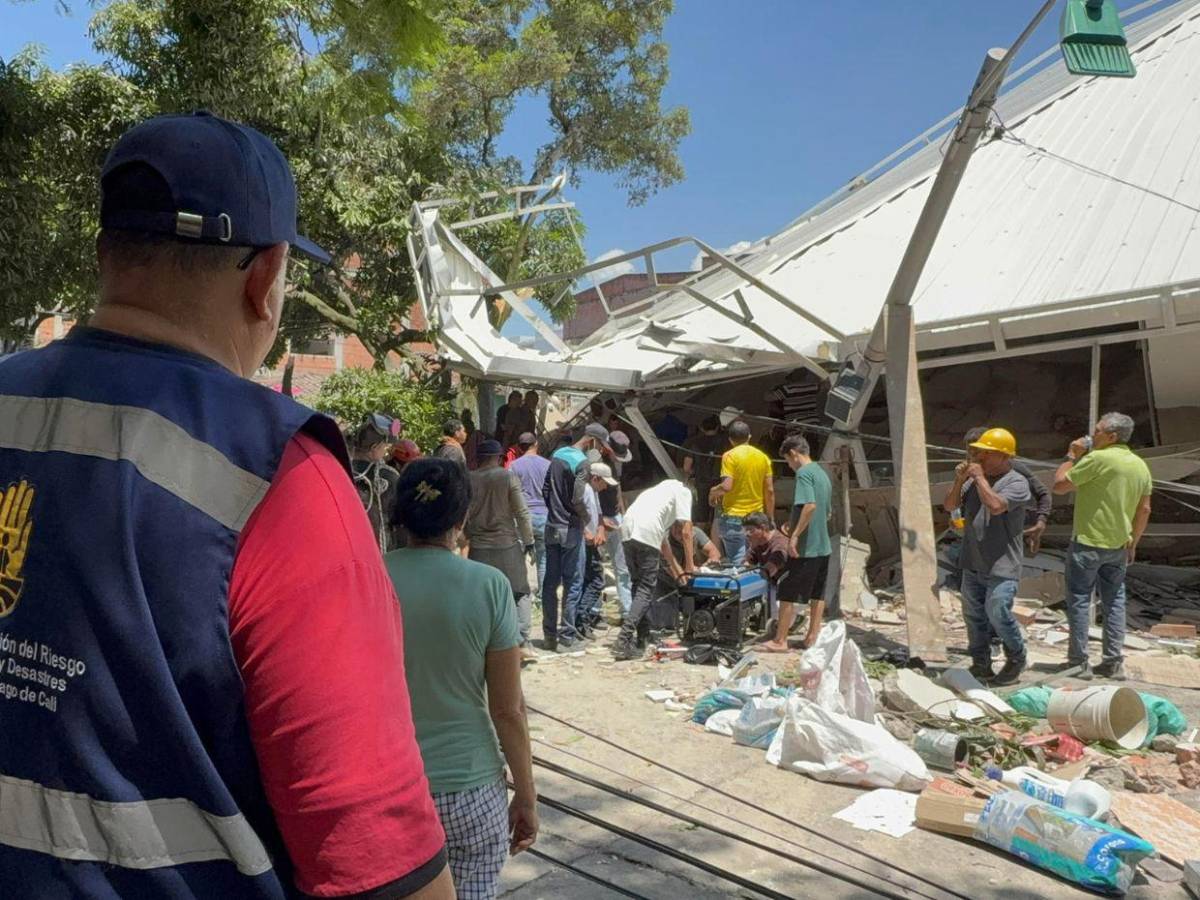 Halló la casa deshecha: Madre busca a su hijo entre escombros tras terremoto que sacudió a Colombia