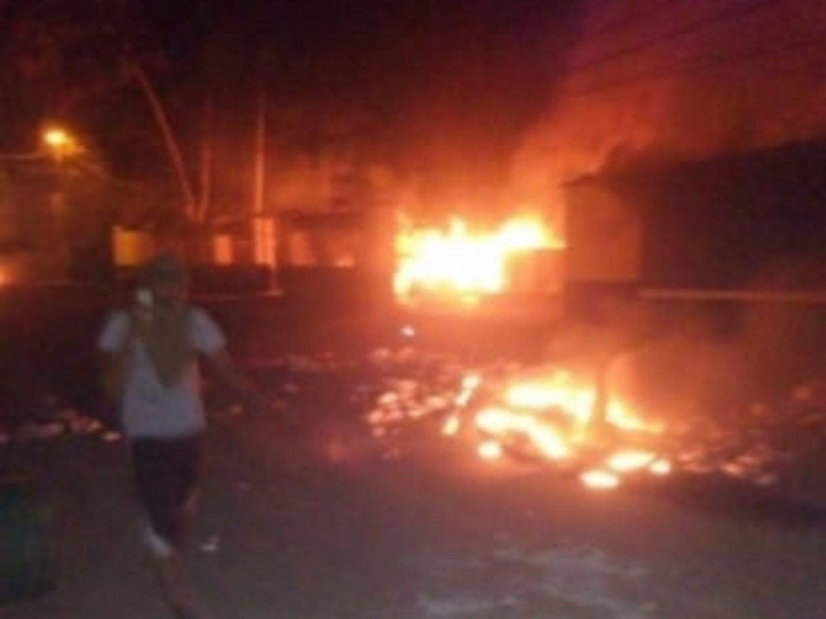 La fotografía muestra el incendio provocado en la estación policial en 2017.