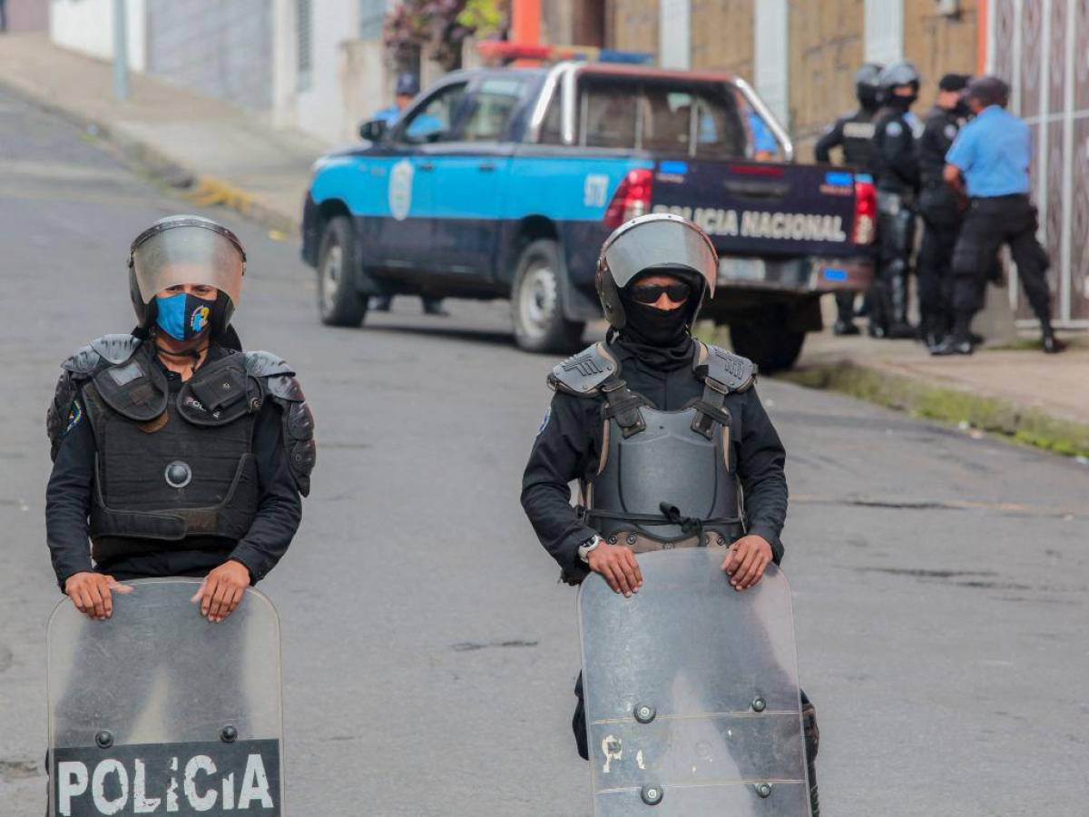 En esta foto de archivo tomada el 04 de agosto de 2022, policías y antidisturbios bloquean la entrada principal de la Curia Arzobispal de Matagalpa impidiendo la salida de Monseñor Rolando Álvarez, en Matagalpa, Nicaragua.