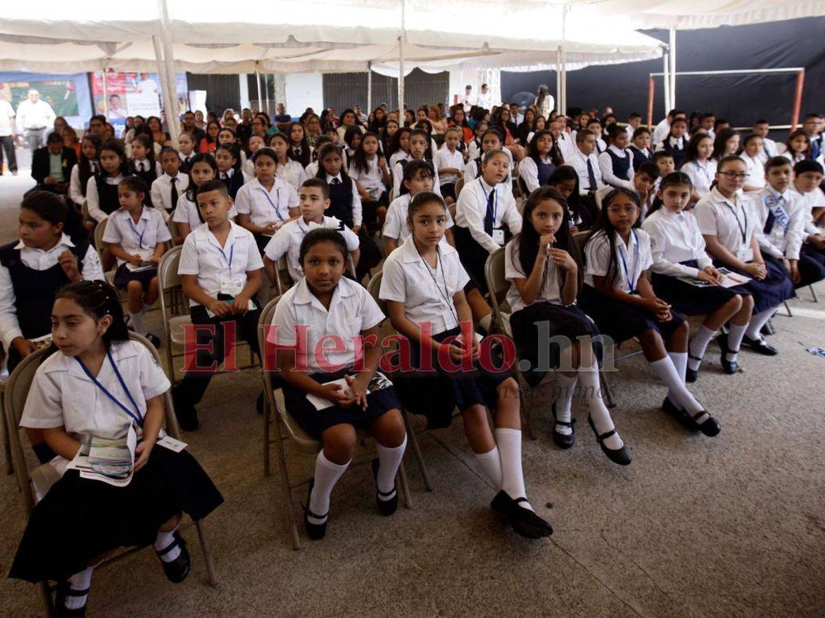 Durante años el color del uniforme en los centros educativos públicos del país ha sido el azul marino, inspirado en los tonos de la Bandera Nacional, por lo cual la gabacha que se sumará a la indumentaria escolar será en azul turquesa, como según las leyes debería ser el Pabellón.