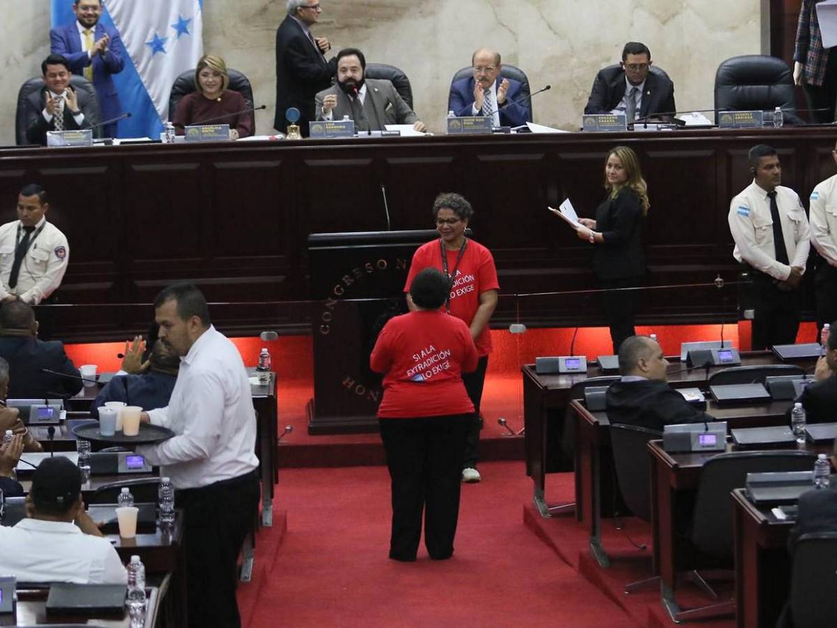 Con mensajes de “Sí a la extradición”, “se van” y citas bíblicas, diputadas protestan en el CN