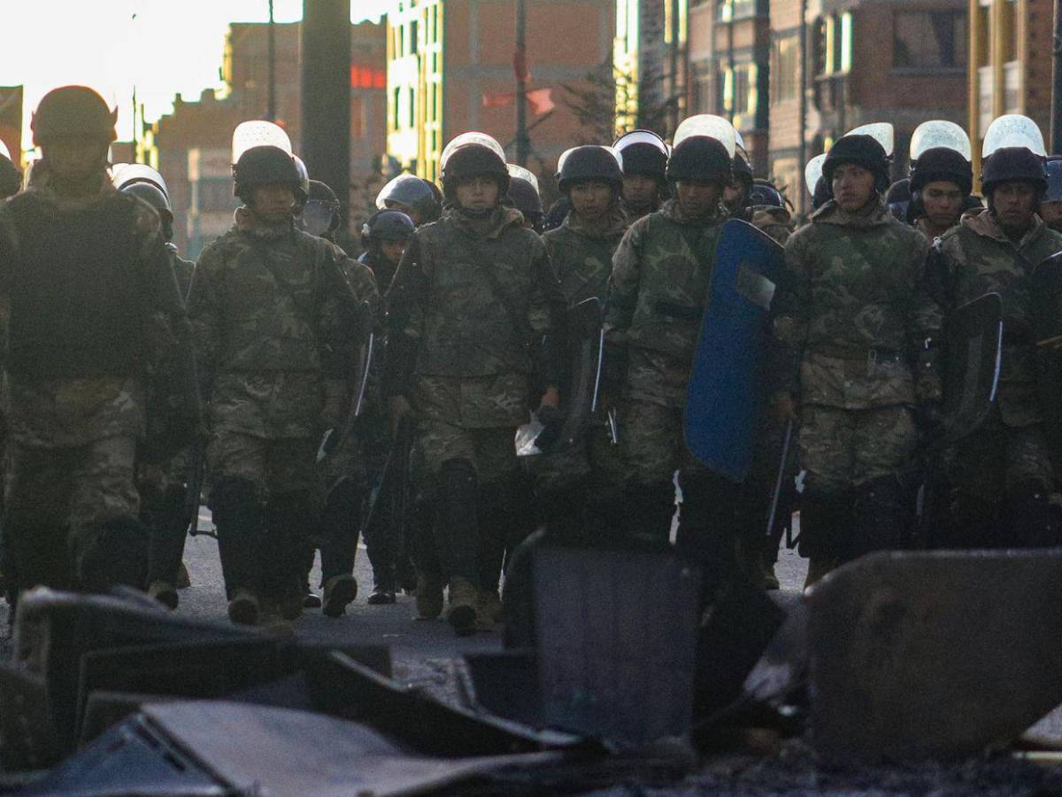 Militares y policías se repliegan tras despejar parcialmente carreteras de Bolivia