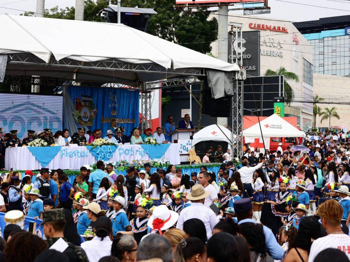 Multitudinarios desfiles se viven en San Pedro Sula