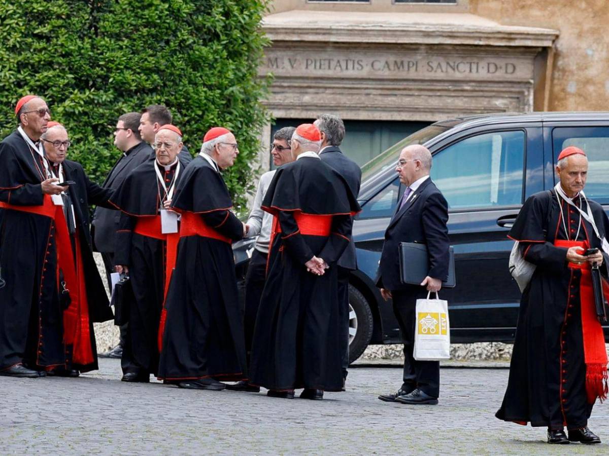Entre rituales, alianzas y toque de queda, llegan los cardenales a Roma