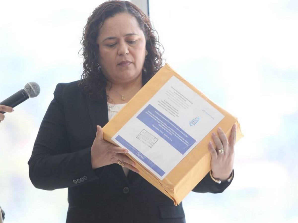 Con ausencia del tercer consejero, CNE avanza en licitación de sistema biométrico