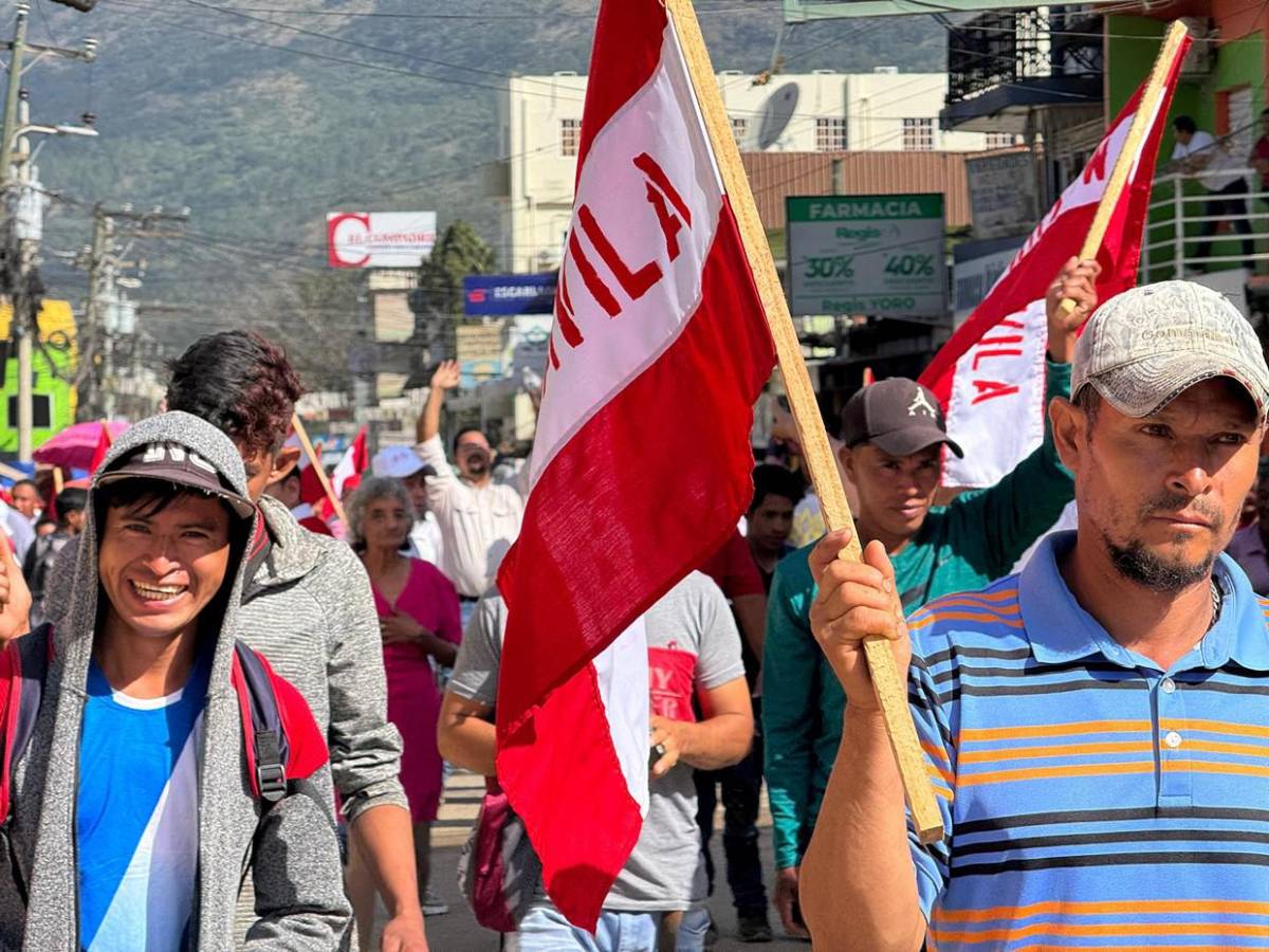 Salvador Nasralla realiza caminata en Yoro para fortalecer su candidatura