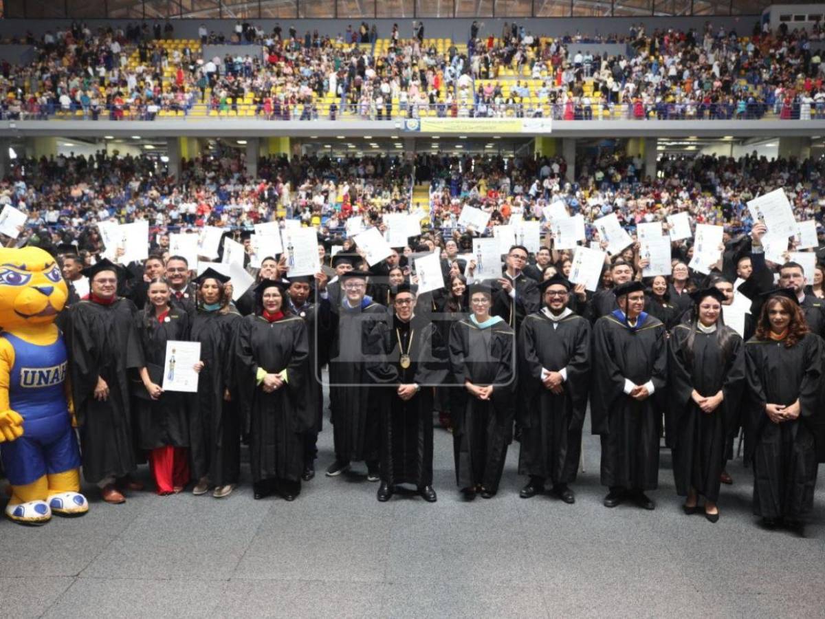 Tras años de esfuerzo, más de mil estudiantes reciben su título en la UNAH
