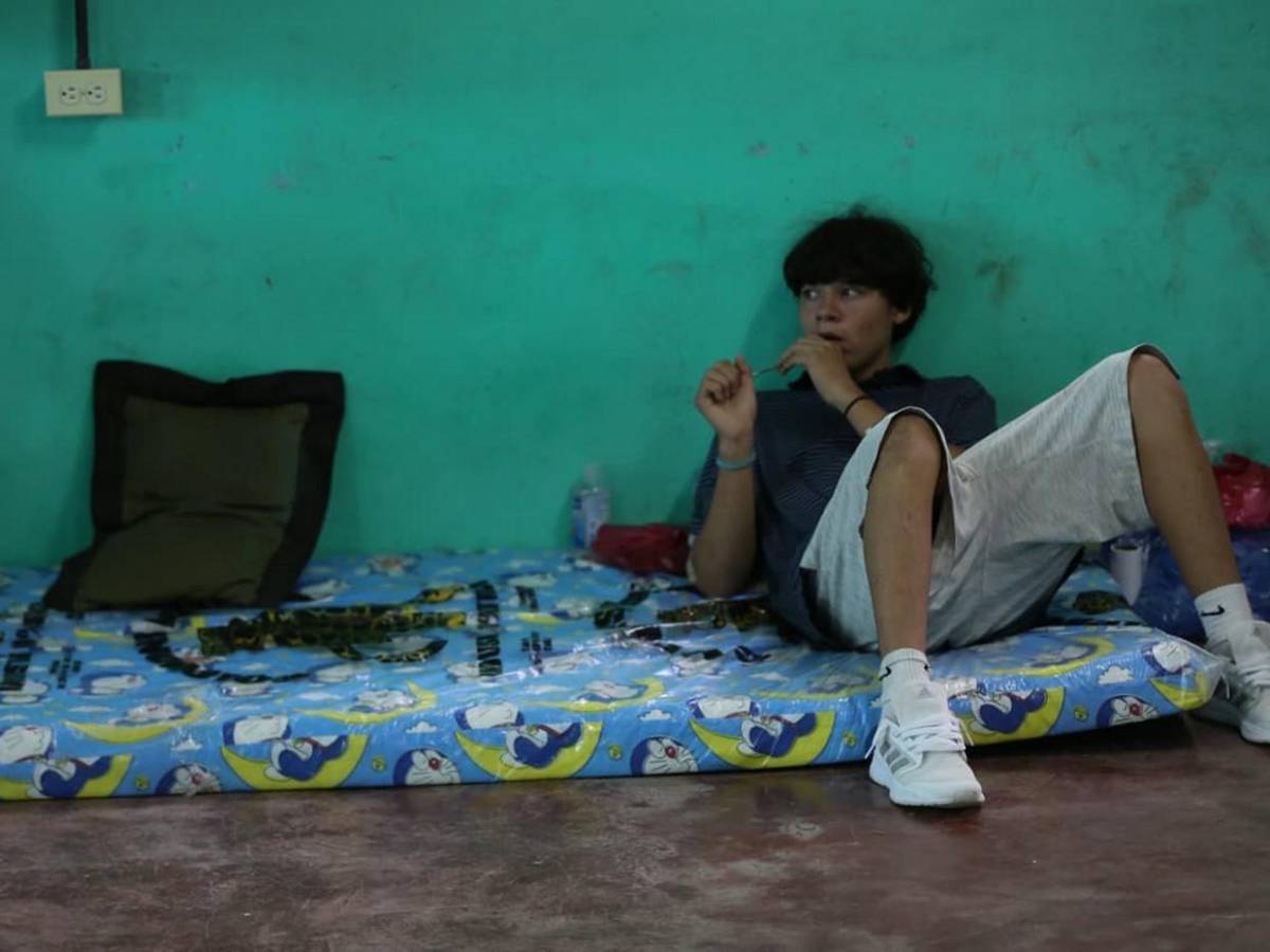 Con colchonetas en el piso:  familias albergadas en centro comunal de colonia Ramón Amaya Amador