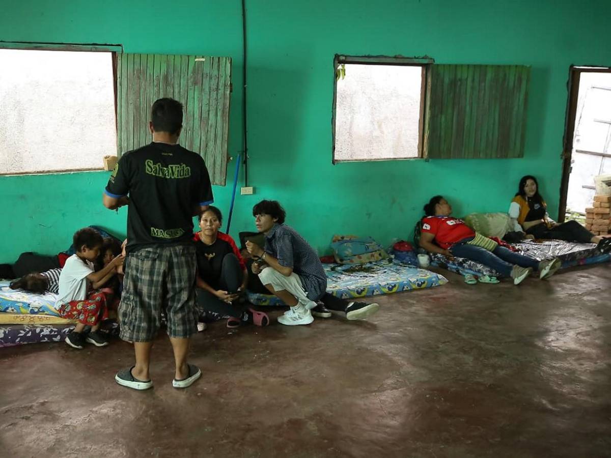 Con colchonetas en el piso:  familias albergadas en centro comunal de colonia Ramón Amaya Amador