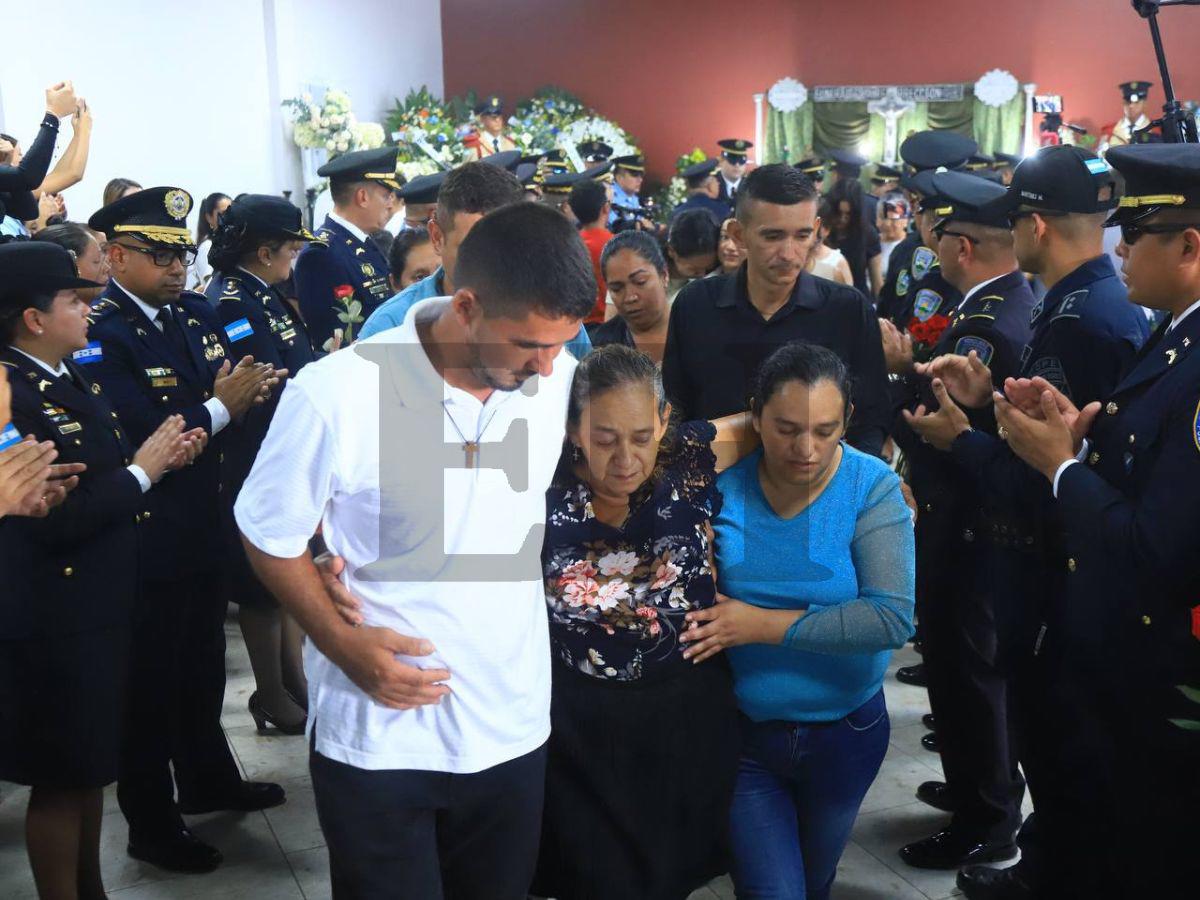 Con el rostro desconsolado: el triste adiós de la madre del policía Kevin Pérez en su entierro