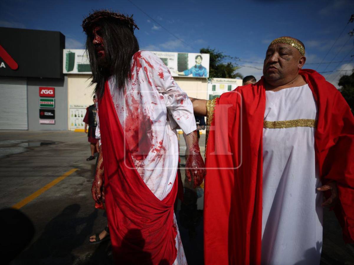 Fue azotado, humillado y obligado a cargar su cruz: feligreses dramatizan el viacrucis