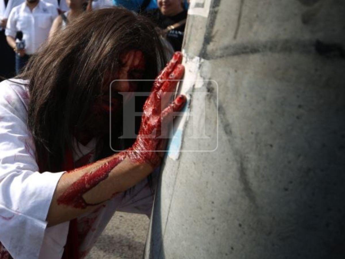 Así representaron a Jesús y a Satanás en el viacrucis de la iglesia El Calvario
